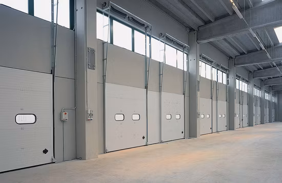 Le levage vertical à isolation thermique automatique industriel en acier enroule le garage roulant extérieur en métal ou la porte à rouleaux sectionnelle en acier pour entrepôt